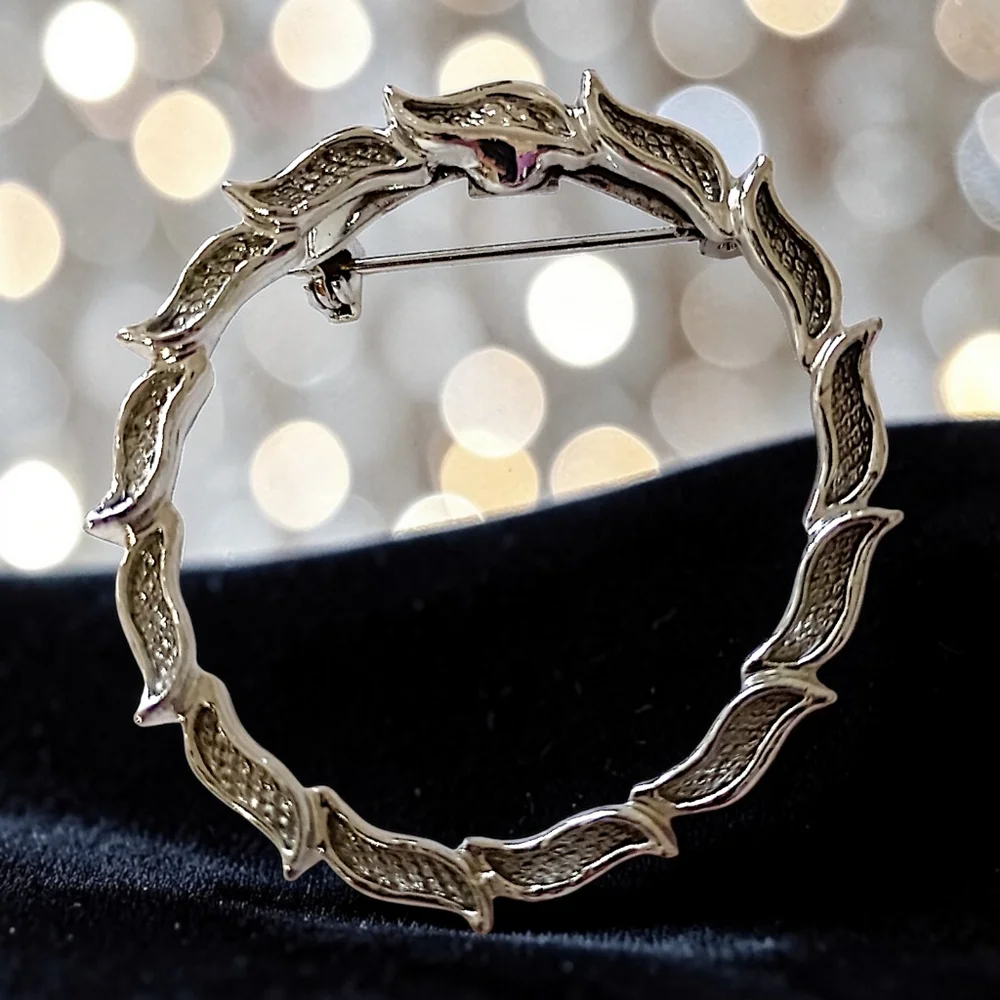Gerrys Leaf Wreath Brooch Pin Round Circle Leaves‎ Vintage 70s Silver Tone MCM